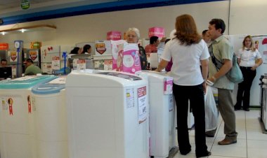 Cautela nas Compras: Intenção de Consumo dos Brasileiros Cai em Outubro, Aponta CNC
