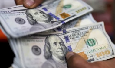 Dólar opera em leve alta com investidores atentos a dados econômicos no Brasil e EUA