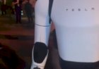 Robô Optimus da Tesla Impressiona em Evento com Habilidades Humanas e Realistas