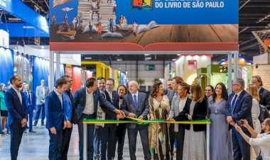 Lula assina decreto que fortalece a leitura e amplia acervos literários para bibliotecas públicas