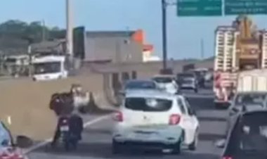 Motociclista morre após discussão e colisão em rodovia; vídeo registra o incidente