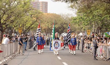 Desfile da Independência reúne chefes dos Três Poderes