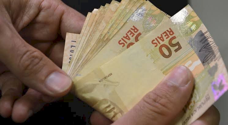 Salário mínimo de R$1.412 entrou em vigor nesta segunda-feira