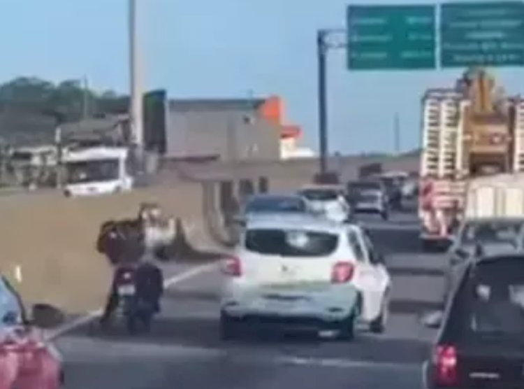 Motociclista morre após discussão e colisão em rodovia; vídeo registra o incidente