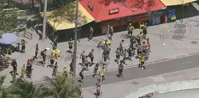 Confronto violento entre torcedores do Peñarol e Polícia Militar marca a orla do Recreio, no Rio