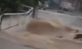 Motociclista é arrastado por enxurrada em Mineiros (GO)