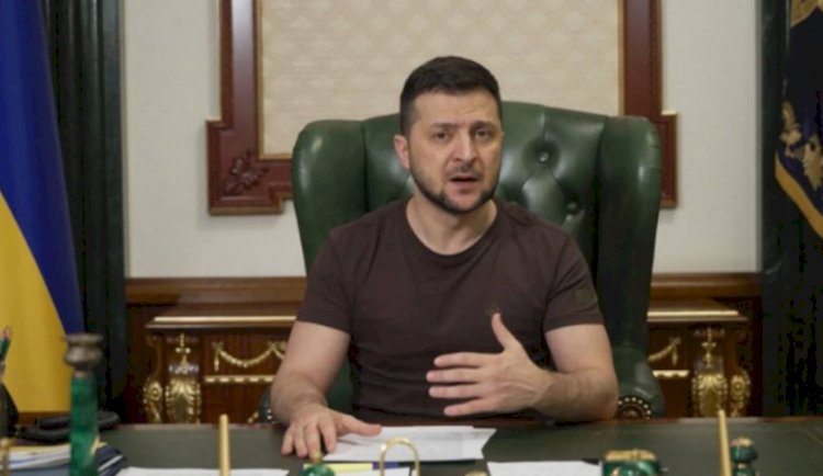 Zelensky propõe negociações após suspensão de auxílio militar dos EUA