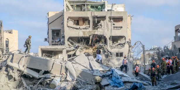 MÍSSEIS IRANIANOS DEIXAM CENAS DE DESTRUIÇÃO EM TEL AVIV E OUTRAS CIDADES DE ISRAEL