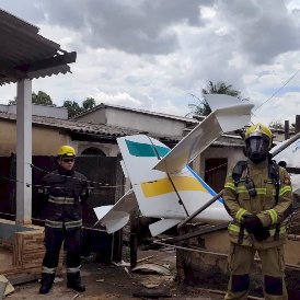 AERONAVE CAI SOBRE RESIDÊNCIA EM GOIÂNIA; PILOTO É RESGATADO COM ESCORIAÇÕES