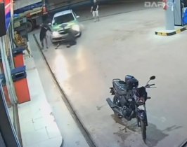 Motorista atropela duas pessoas em posto e foge sem prestar socorro